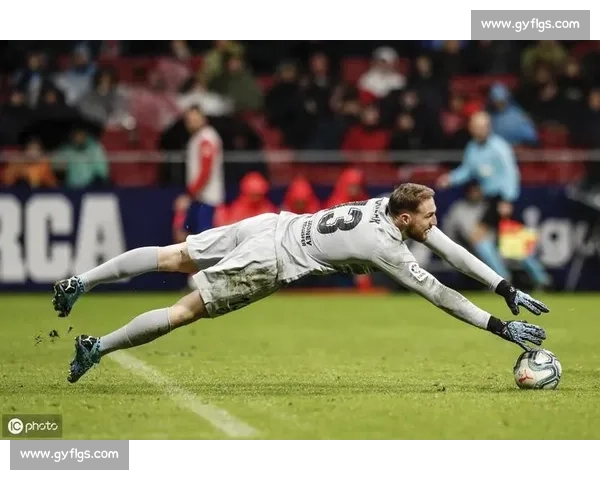 球场演技名场面：争执 “起飞” 看呆对手