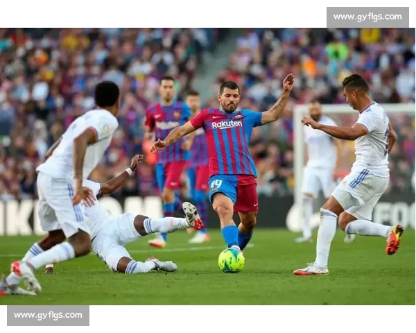 国家德比温情瞬间:佩德里与维尼修斯的对抗与尊重 国家德比温情瞬间:佩德里与维尼修斯的对抗与尊重